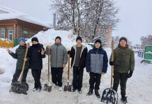 Тумские школьники вышли на уборку снега