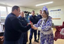 Дед Мороз и Снегурочка поздравили дежурных оперативных служб