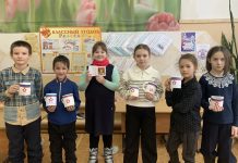 Школьники готовят подарки бойцам