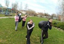 Тумские школьники наводят чистоту в поселке