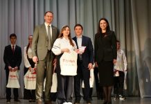 Тумским школьницам паспорта вручил олимпийский чемпион Никита Нагорный