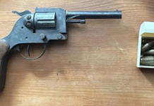Самодельный револьвер и боеприпасы изъяли у тумчанина