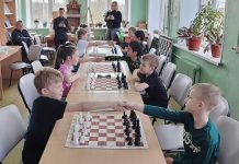 Тумские школьники и взрослые состязались за шахматной доской