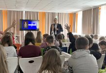 Лектор общества «Знание» Петр Рябов проводит беседы в летних школьных лагерях