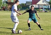В первой игре футбольного чемпионата клепиковские юноши победили, взрослые проиграли